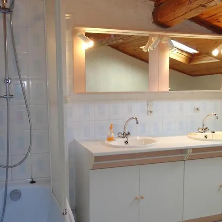 Spacieux A Avec Cheminee, Jardin Et Equipements Enfants - Fr-1-496-257
